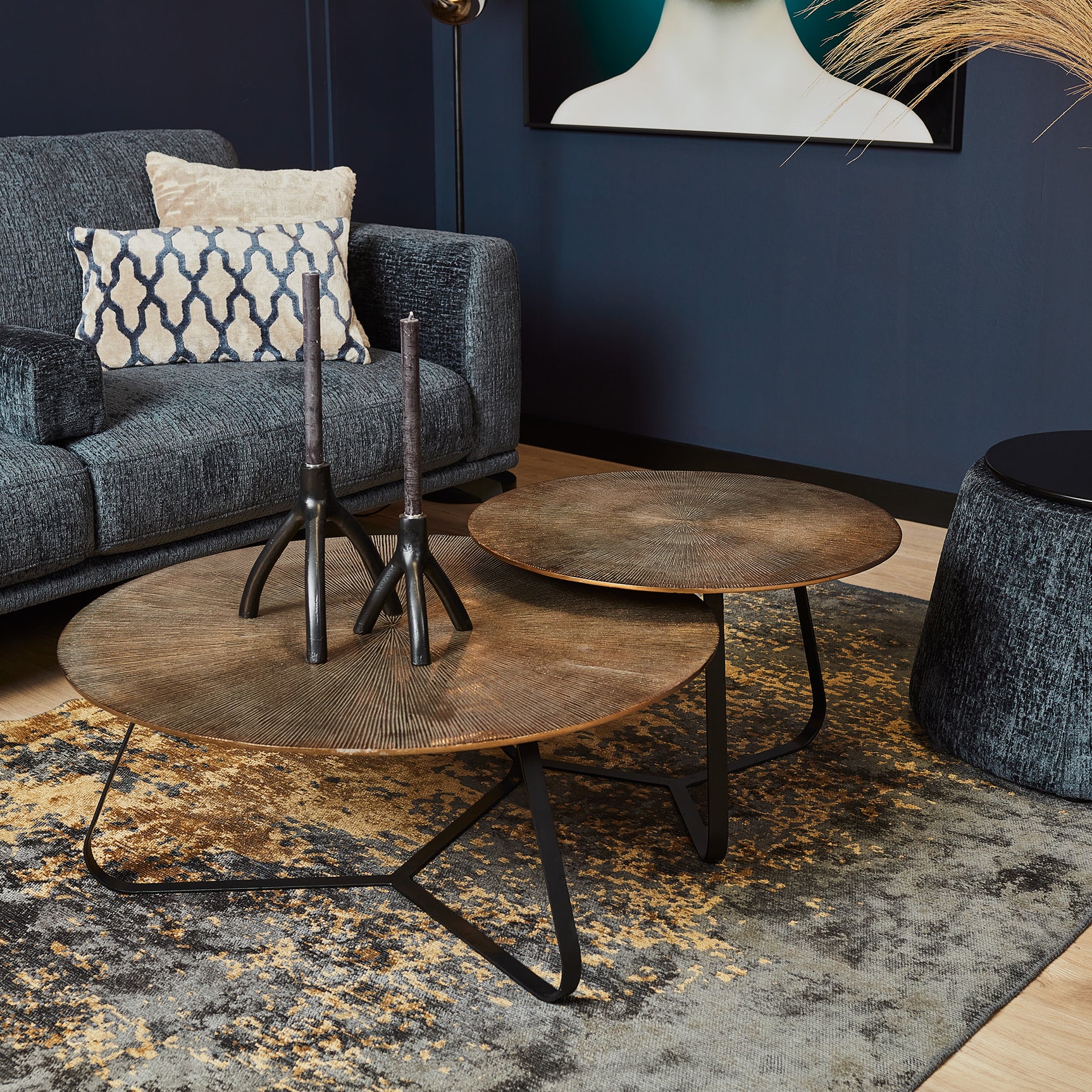 Twee ronde salontafels met donkerbruin houtlook blad en zwarte metalen poten