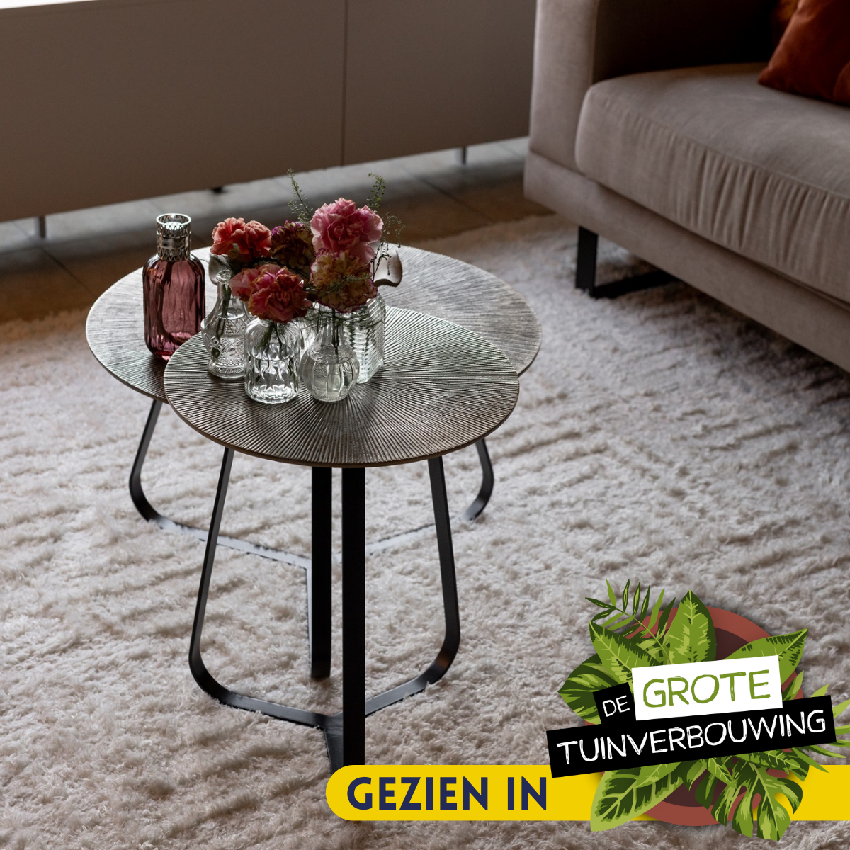 Ronde salontafel met zilverkleurig geribbeld blad en zwarte metalen poten