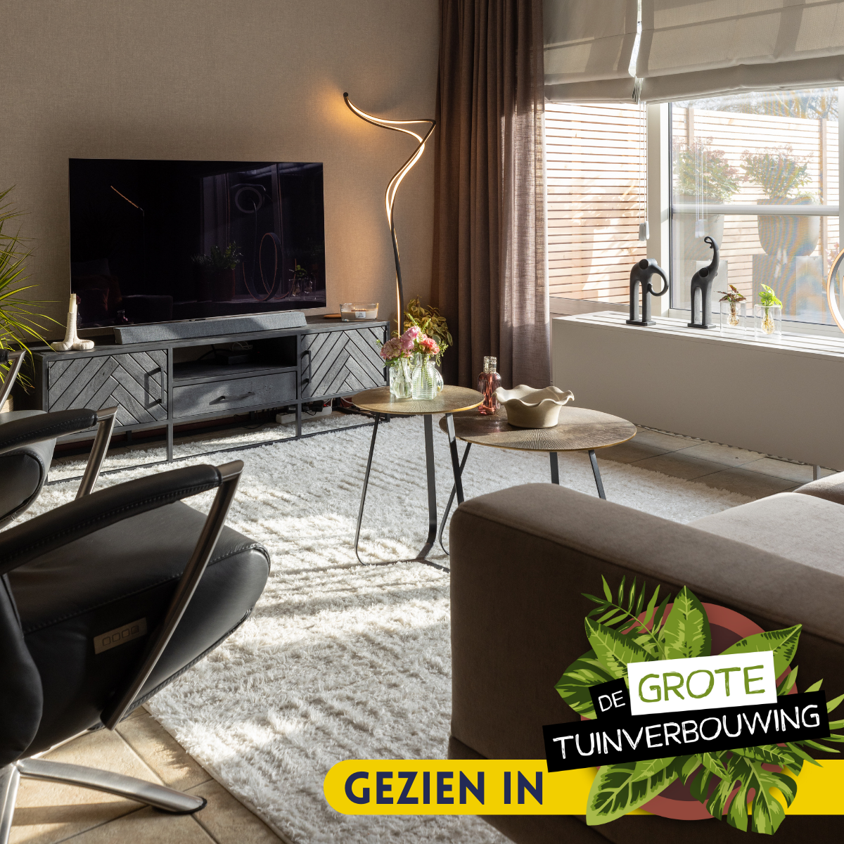 Ronde salontafel met rond houtlook blad en slanke zwarte poten