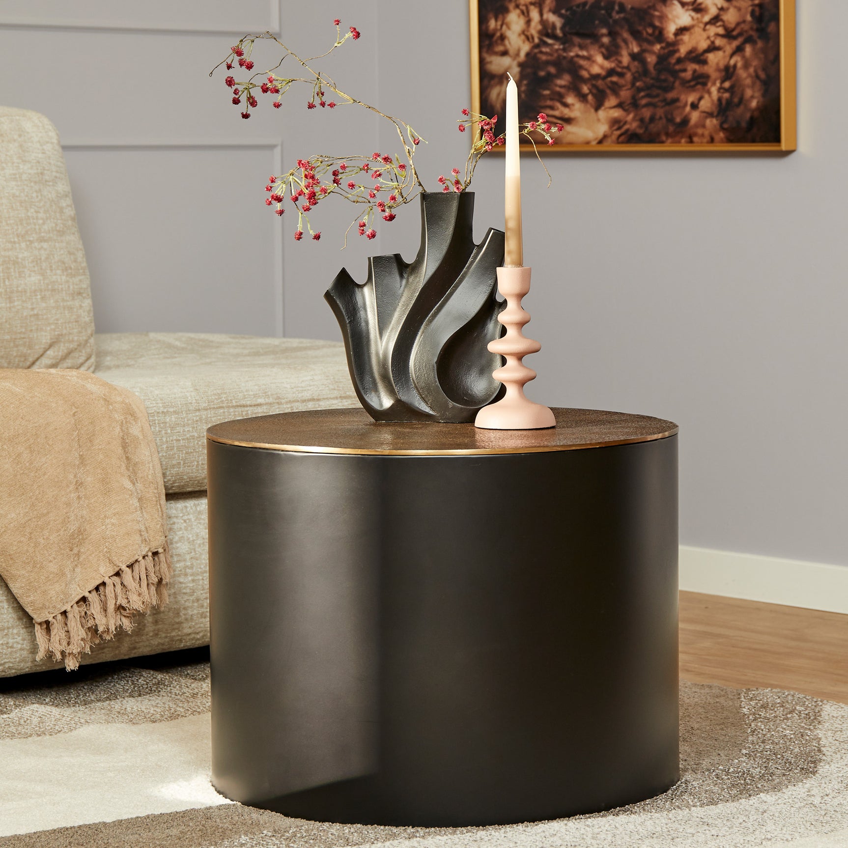 Ronde salontafel met zwart metalen blad en gouden rand