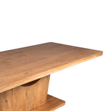 Eettafel zijaanzicht: naturel houten blad met massieve poot en lage voet