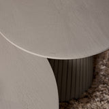 Taupe salontafelblad met subtiele nerf en afgeronde rand, close-up.