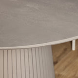 Tafelbladrand met gestreept onderstel, taupe kleur.