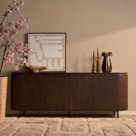 Bruin mangohouten dressoir met 2 deuren en verticale latten, op slanke poten.