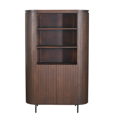 Bruine wandkast van mangohout met open schappen en horizontale plank.