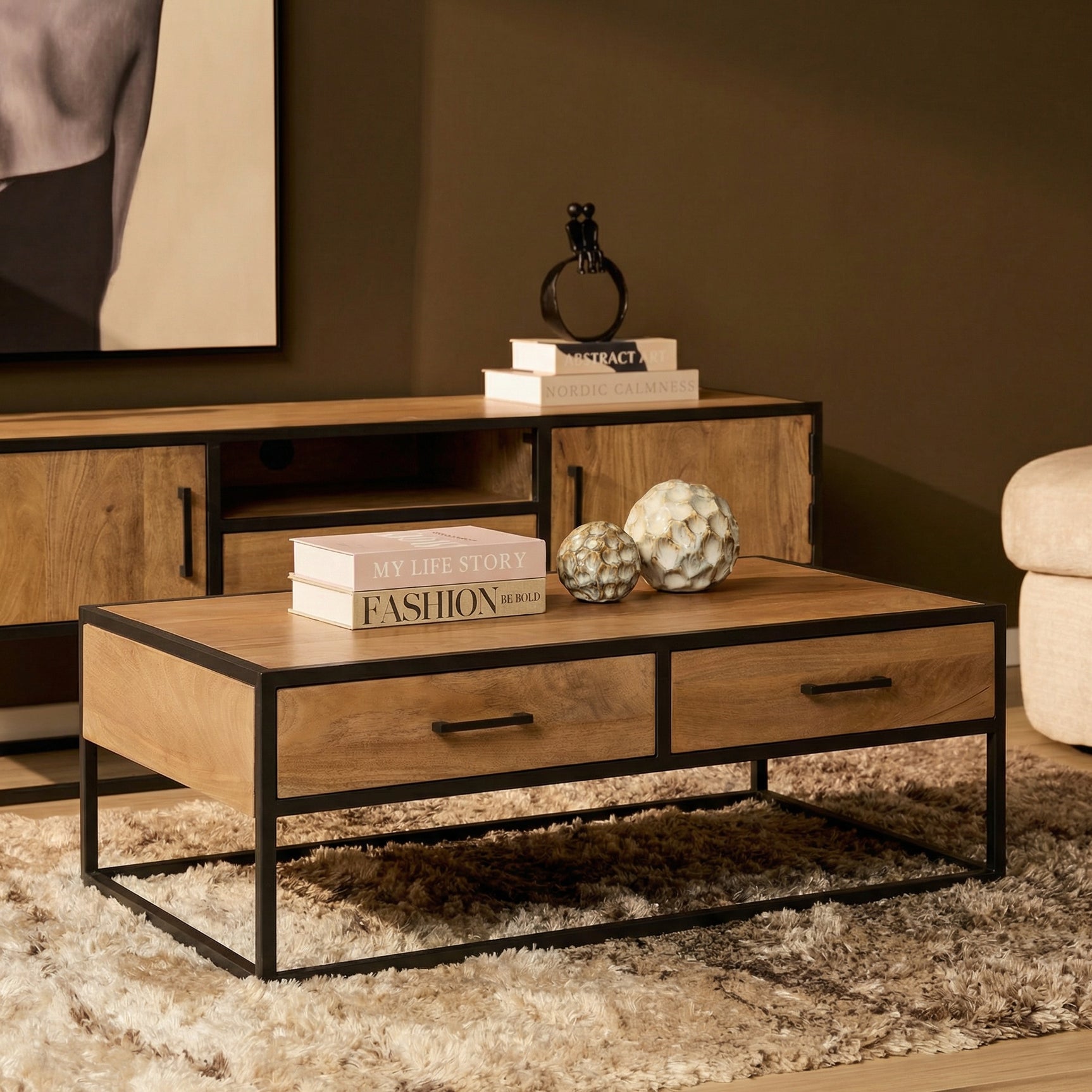 Salontafel met houten blad, twee lades en zwart metalen onderstel