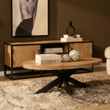 Ovale salontafel met licht eikenhouten blad en zwart metalen frame, met boeken