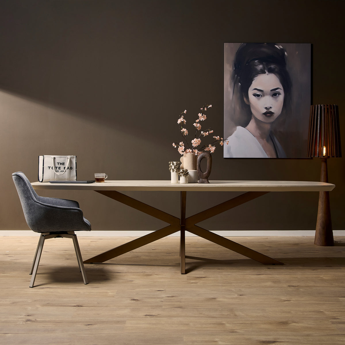 Eettafel met ovale lichtbeige blad en kruispoot, houtkleurig onderstel