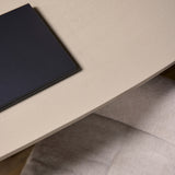 Eettafel met lichtbeige bladrand en subtiele nerfstructuur, afgeronde hoek