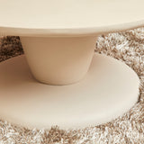Ronde salontafel met lichtkleurige voet en centraal onderstel
