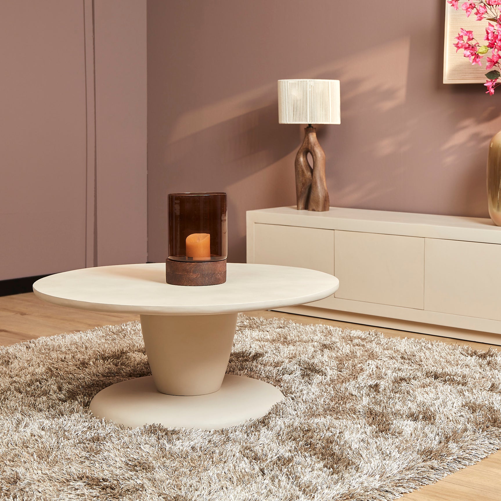 Ronde salontafel met lichtkleurig blad en centrale poot
