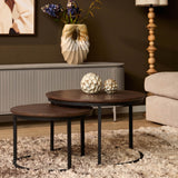 Set van 2 ronde salontafels met donkere houten bladen en zwart metalen onderstel