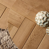 Close-up van eiken tafelblad met brede panelen en houtnerfstructuur