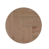 Close-up van eiken houtpaneel op rond tafelblad