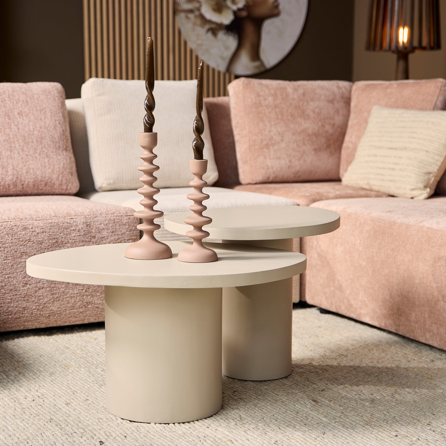 Zandkleurige ronde salontafel set met twee lage tafels en cilinderpoten