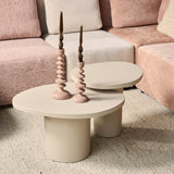 Zandkleurige ronde salontafel set met twee bladen en cilinderpoten, met kaarsstandaards