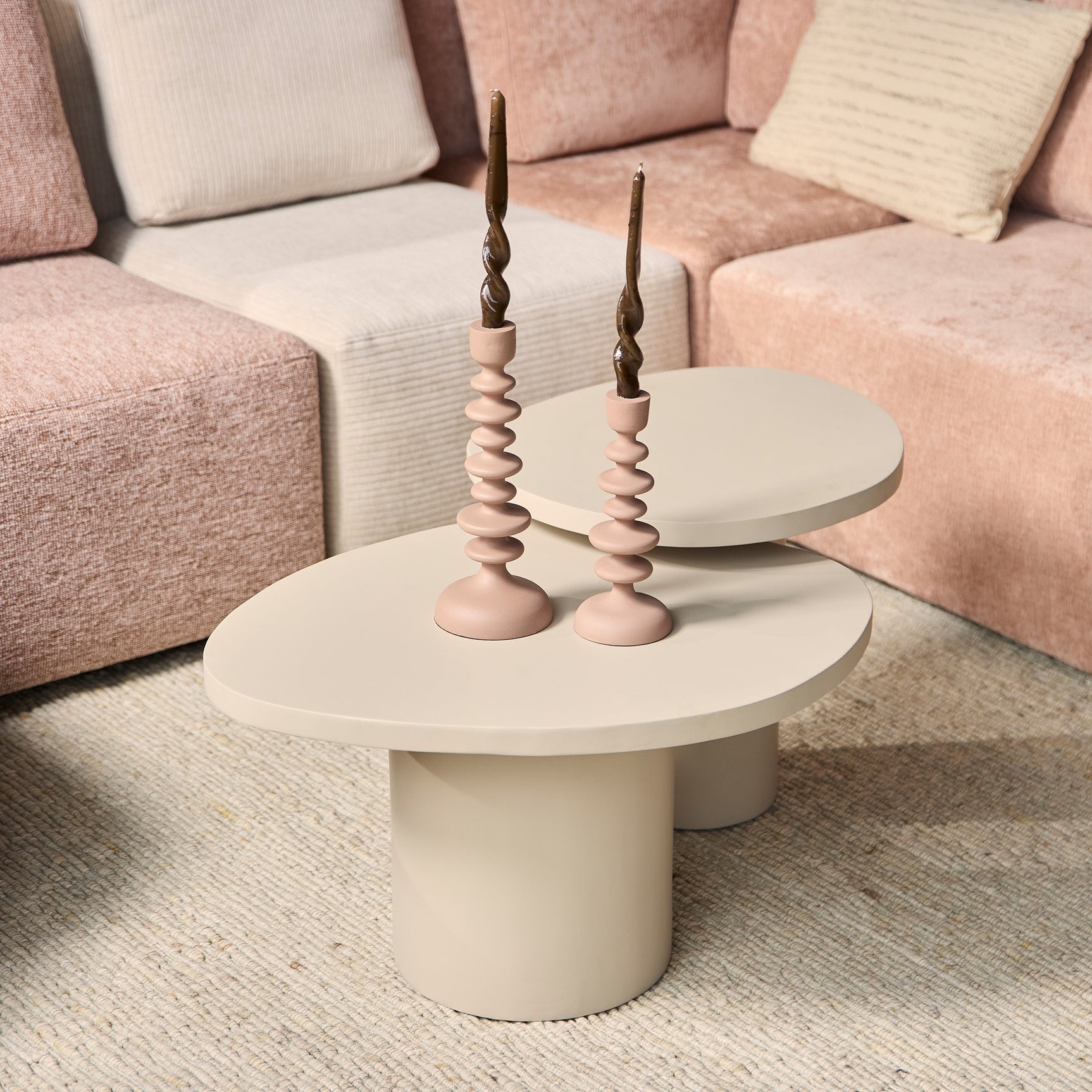 Zandkleurige ronde salontafel set met twee tafels en kaarsstandaards op ronde bladen