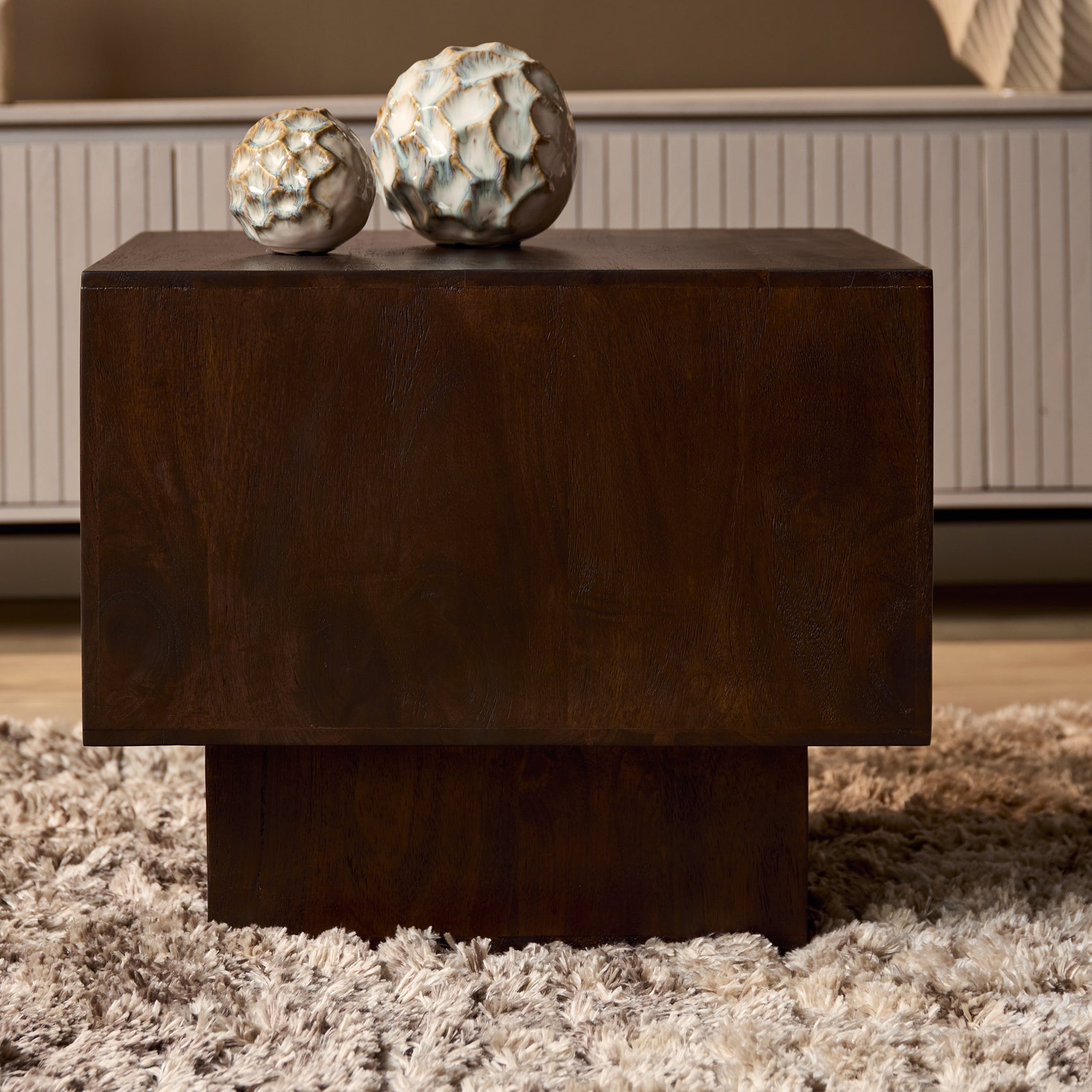Bruine houten salontafel met rechthoekig blad en massief onderstel