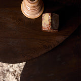 Detail van bruine houten salontafelblad met houtnerf en afgeronde rand