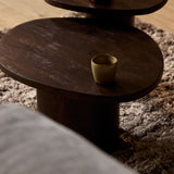 Bruine houten salontafel met afgerond rond blad en dikke poot