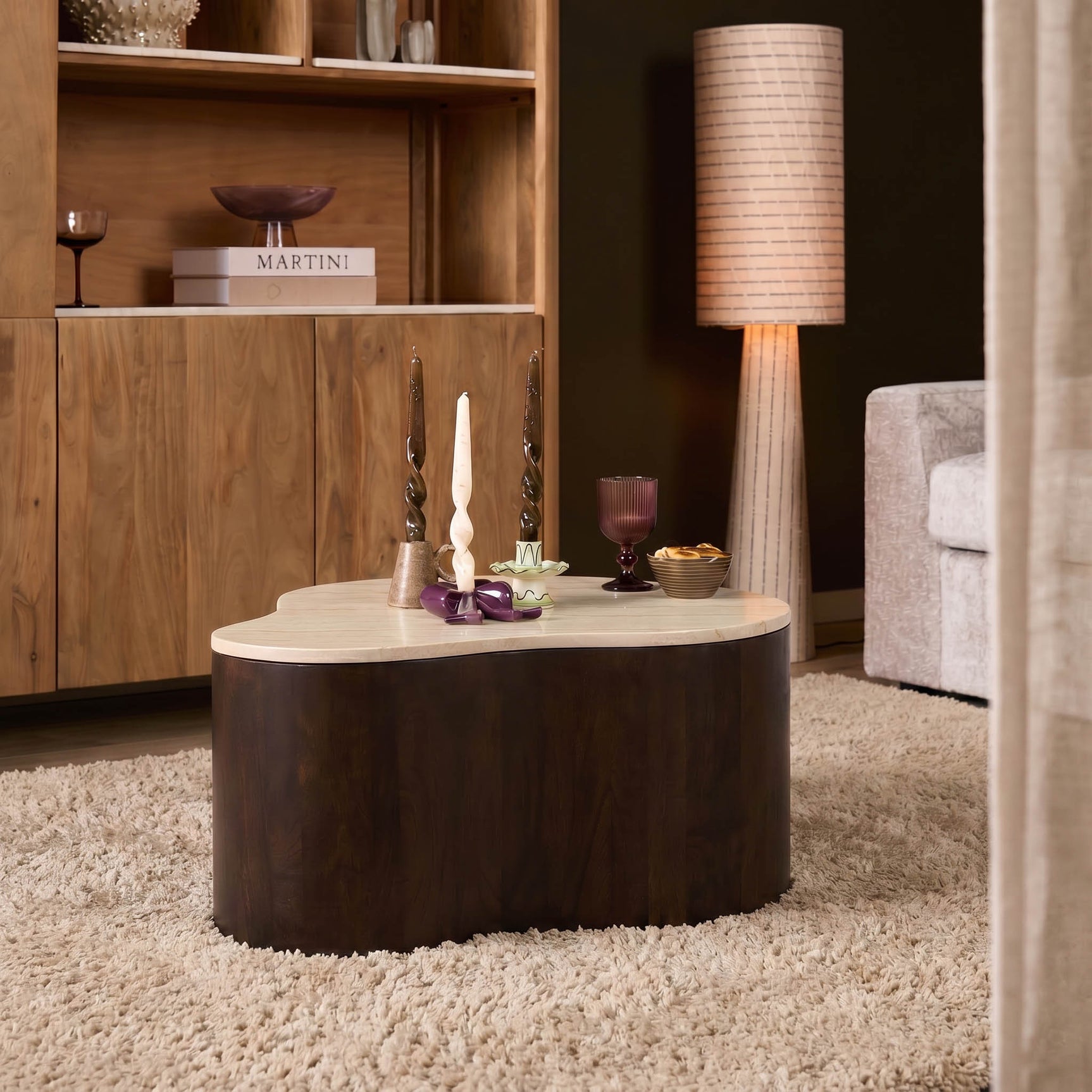 Ronde salontafel met licht houten blad en donkerbruine houten romp