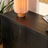 Zwart dressoir bovenblad en frontpanelen met houtnerf, vier deurbakken.