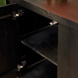 Zwart dressoir met open lade, metalen scharnieren en binnenvak zichtbaar.
