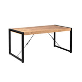 Eettafel met eikenhouten blad en zwart metalen frame, driekwart aanzicht