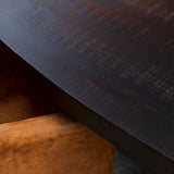 Zwarte ovale eettafel, houtnerf en randdetail