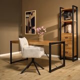 Eettafel met houten blad en zwart frame; tafelblad rust op schuinbeugelpaten