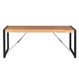 Eettafel Boaz met houten blad en zwart onderstel met schaarbeugels, aanzicht van onder.