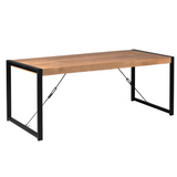 Eettafel Boaz met houten blad en zwart metalen X-vormige beugels onder het tafelblad.