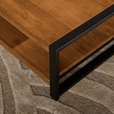 Salontafel: houten bovenblad met zwarte metalen rand en onderframe