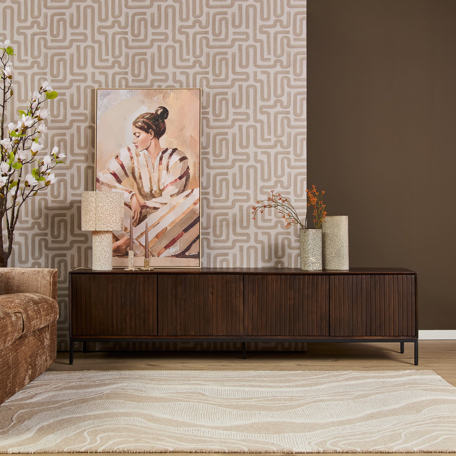 Tv-meubel Madison Brown bruin met verticale ribbels, lange deuren en lage poten