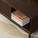 Salontafel open schap onder donkerbruin blad met boek en lattenwand