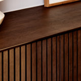 Bruin dressoir met houten blad en verticale ribben op het front