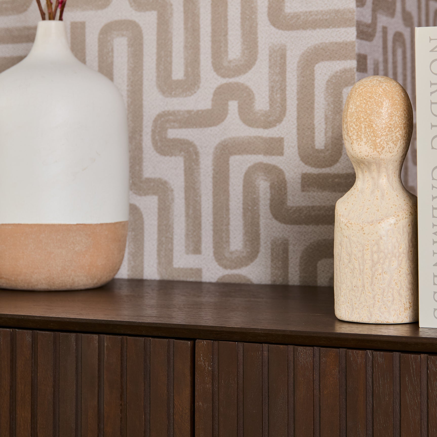Dressoir bovenblad met verticale ribbelstructuur en donkere houten voorkant.