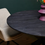 Ronde eettafelblad met donker houtnerf en afgeronde rand, close-up