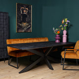 Rechthoekige eettafel met zwart blad en warmhouten rand, diagonaal onderstel