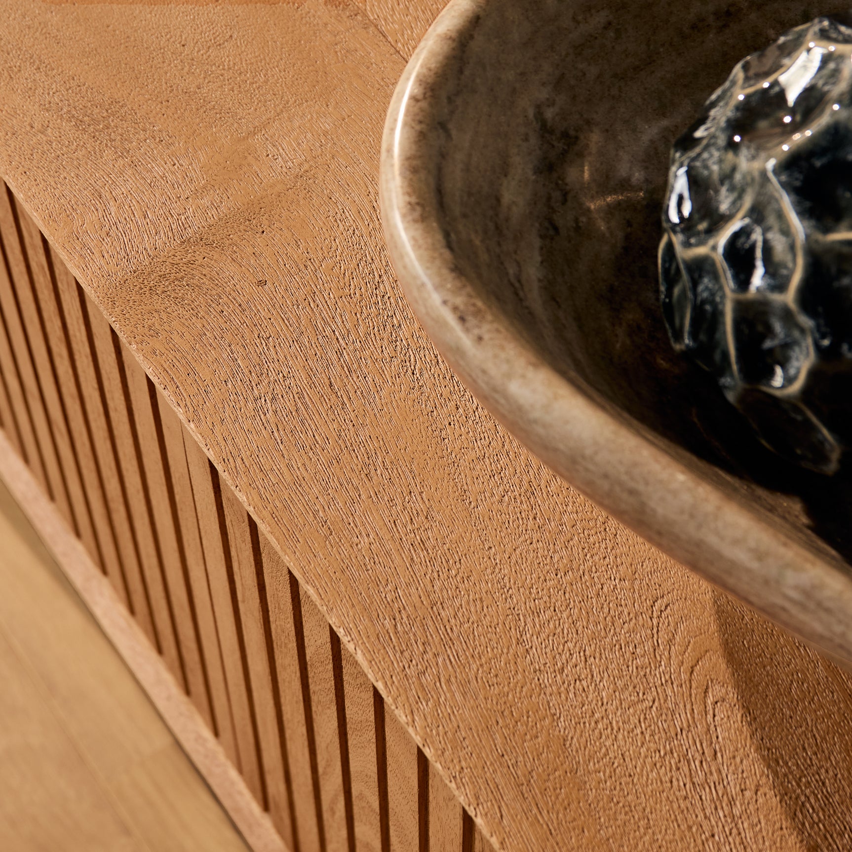 Houten fineerrand van tv-meubel met verticale groeven, naturel