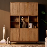 Houten vakkenkast met vakken en ribbelpanelen, naturel, zwart metalen pootjes.