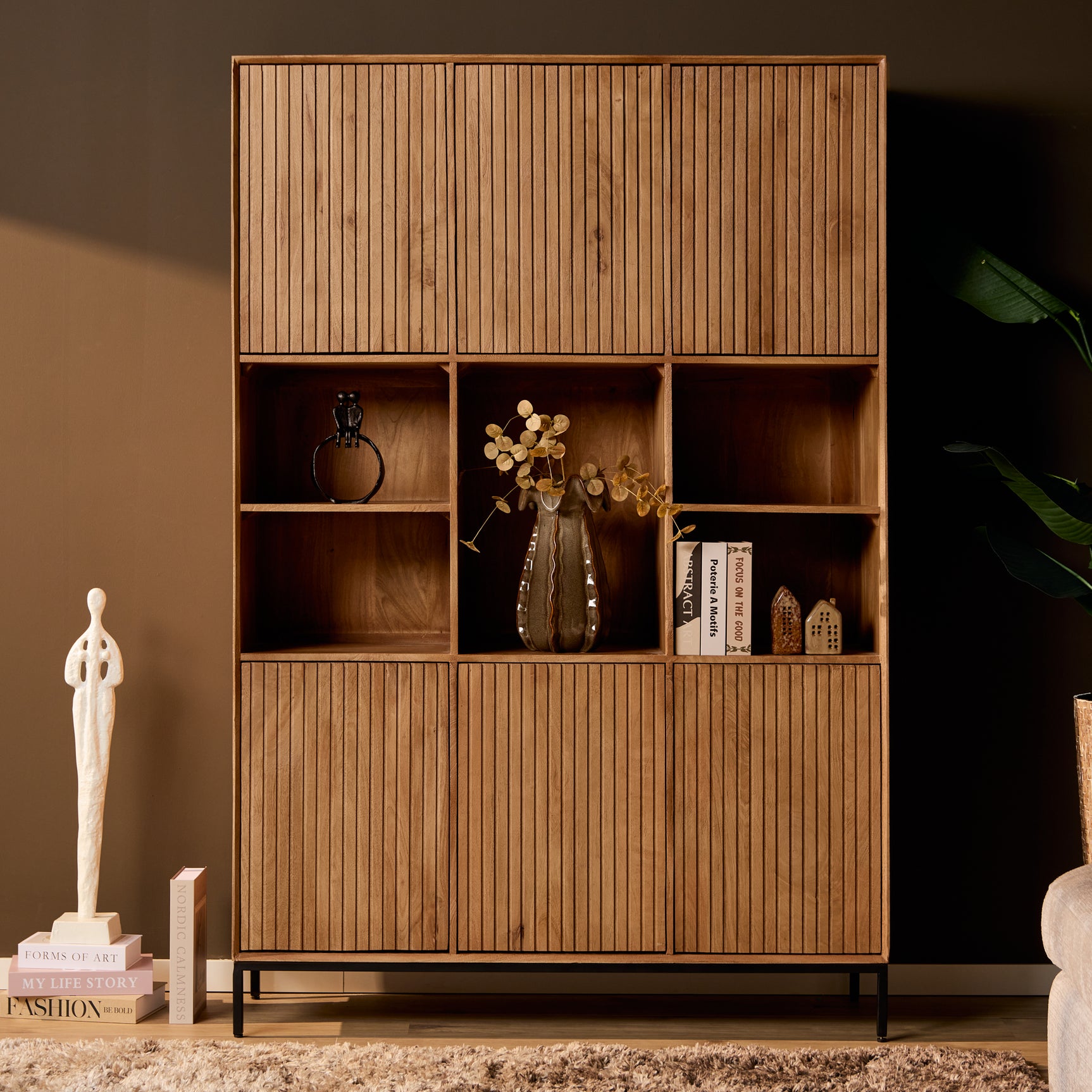 Houten vakkenkast met vakken en ribbelpanelen, naturel, zwart metalen pootjes.