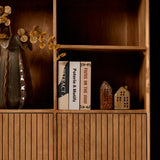 Open vakkenkast met naturel houten planken en opbergvak met accessoires.