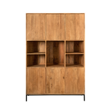 Rechte vakkenkast met ribbelpanelen, naturel hout, open vakken en lage kastdeuren.