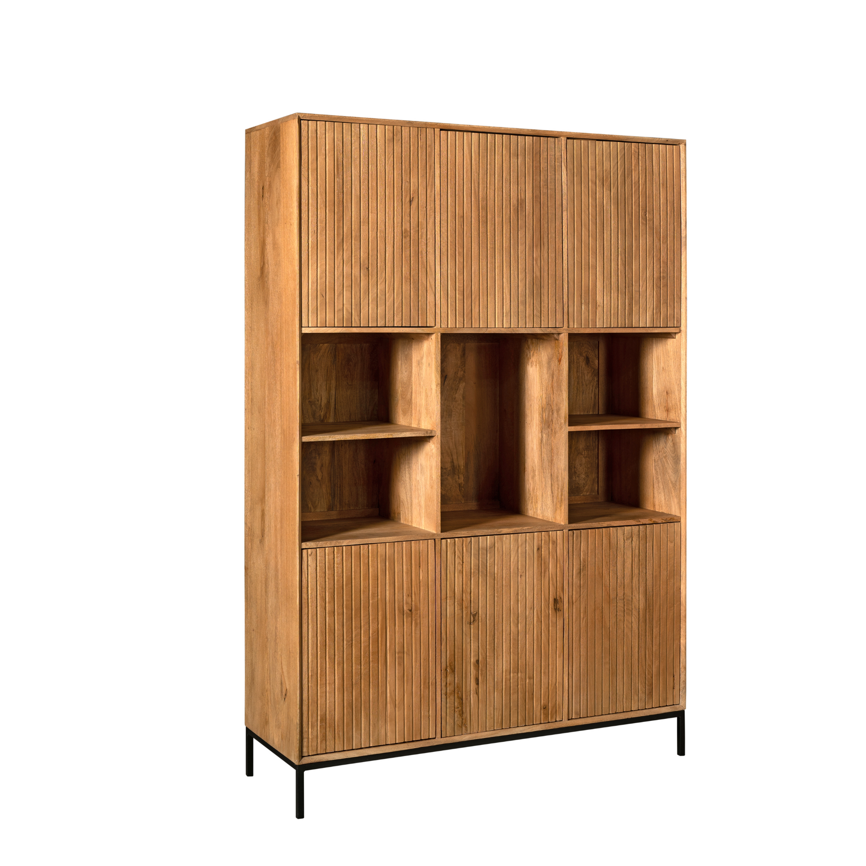 Vakkenkast met open vakkenrij en ribbelfront, naturel hout, smal zwart metalen onderstel.