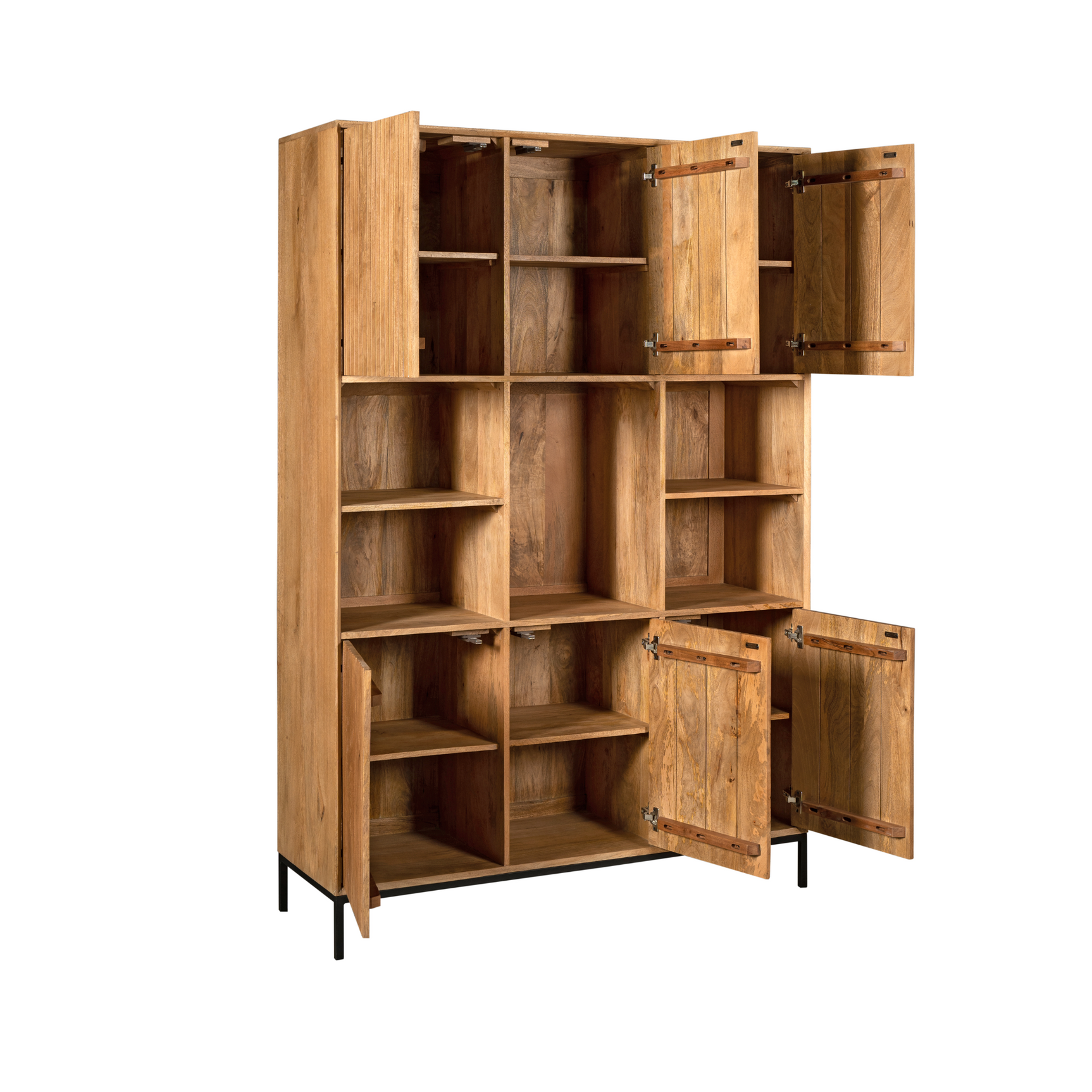 Openstaande vakkenkast met meerdere planken en openklappende deuren, naturel hout.