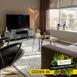Donkergrijs tv-meubel met open middenvak en twee laden, front met ruitpanelen