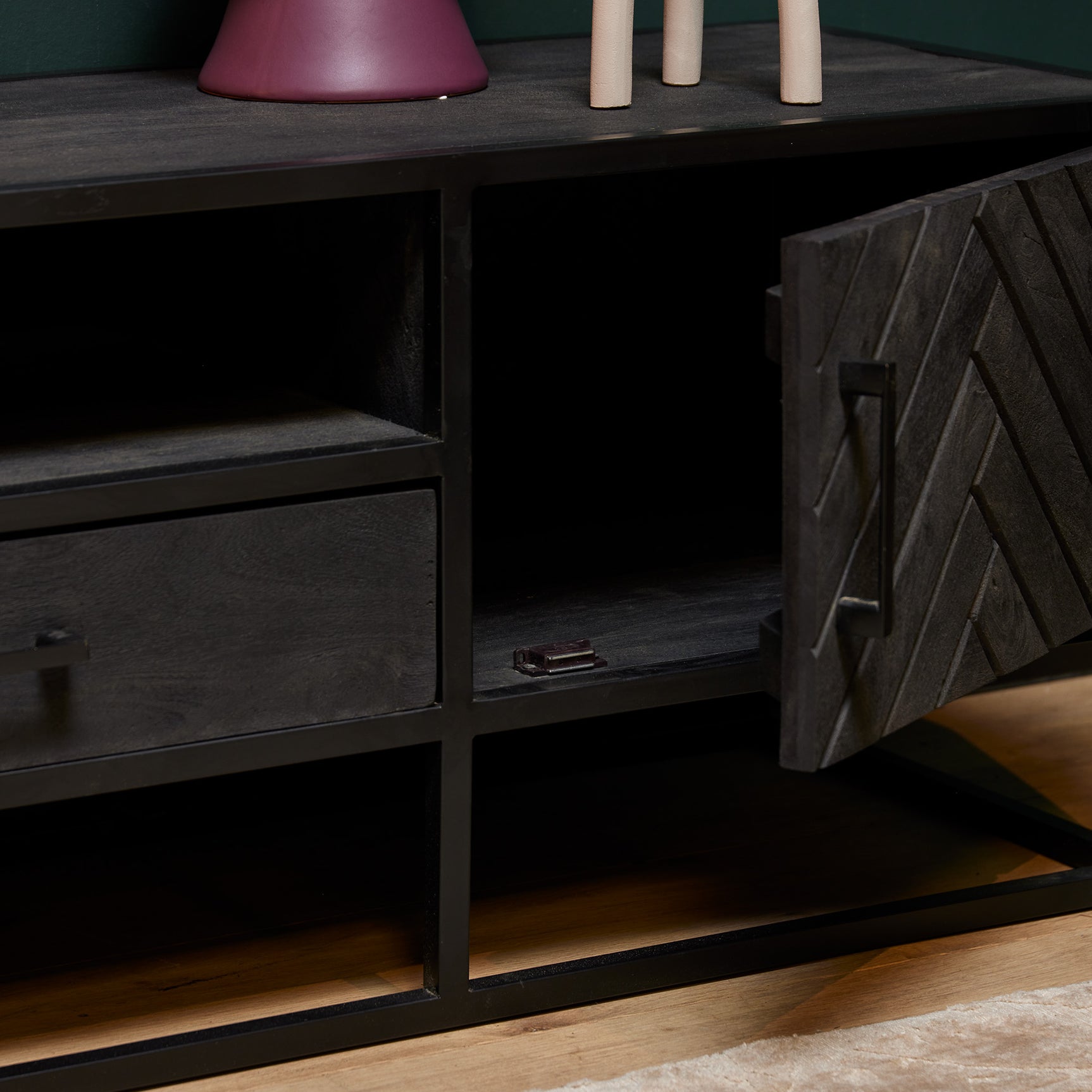 Tv-meubel frontdetail met ruitmotiefdeur, twee lades en open opbergruimte, zwart