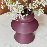 Rond wit marmeren salontafelblad met zwarte metalen rand, met vaas als decoratie