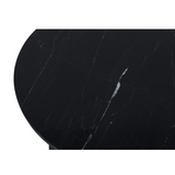 Ronde salontafel met zwart gemarmerd blad en metalen rand, close-up van de nerf.